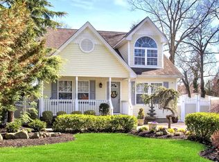 34 Woodlawn Ave, Selden, NY 11784