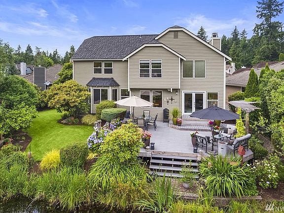 It's magical! Pristine waterfront experience on the pond full of ducks, and frogs, and fish and birds. It's your own private paradise! Secret spot under the arbor to the left adds to the magical feel of it all. 