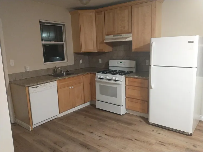 422 Bay St — Photo 3