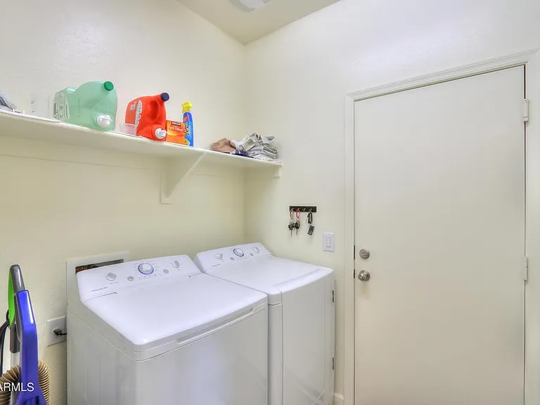 735 W Judi Dr — Photo 3