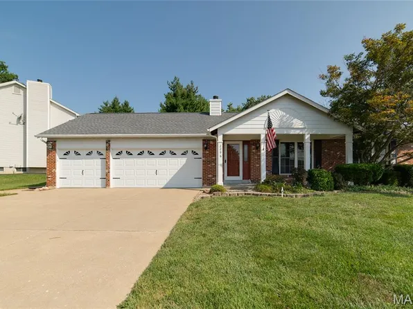 2296 Delaware Dr, Saint Charles, MO 63303