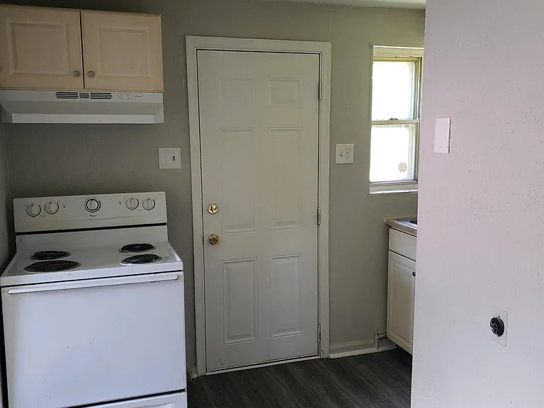 431 Howell Dr — Photo 6