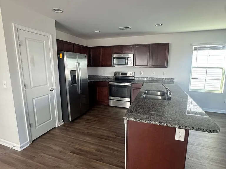 434 Keeble Dr — Photo 2