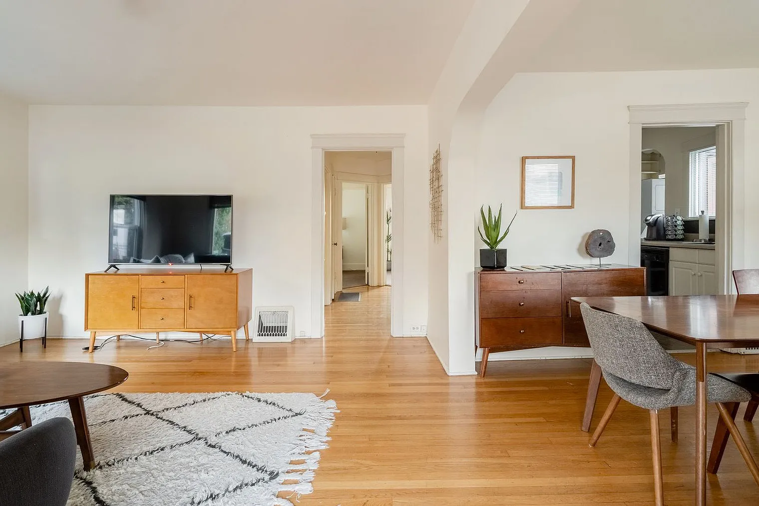 3 bed, 1.0 bath, 1442 sqft, $5,289 — Photo 3