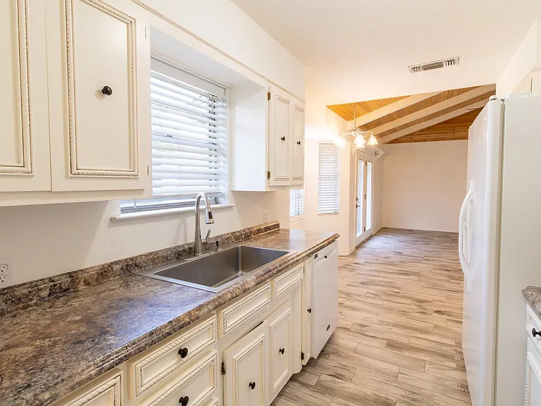 1020 Foley Ave — Photo 11