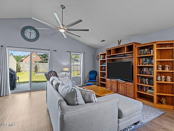 4th image of 8603 Orchard Loop Road NE