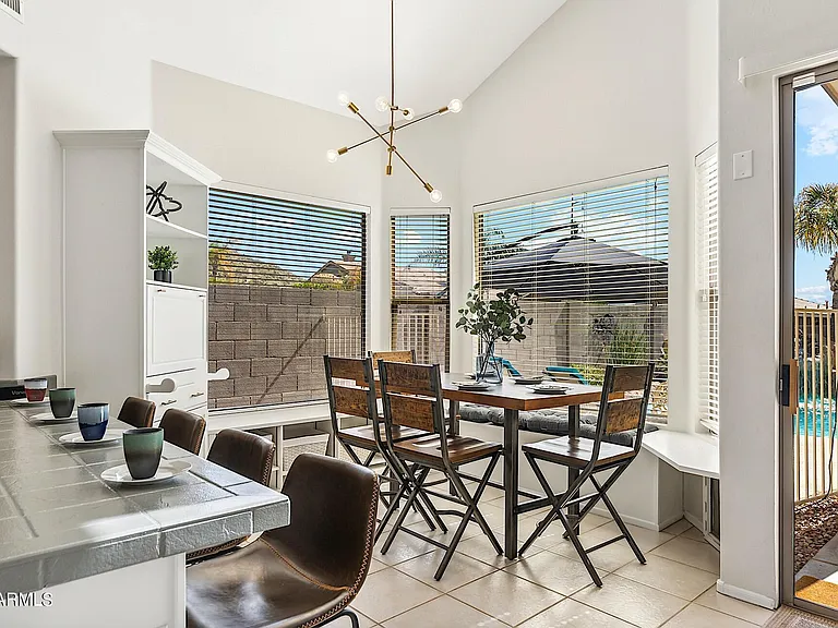 1125 E Irma Ln — Photo 21