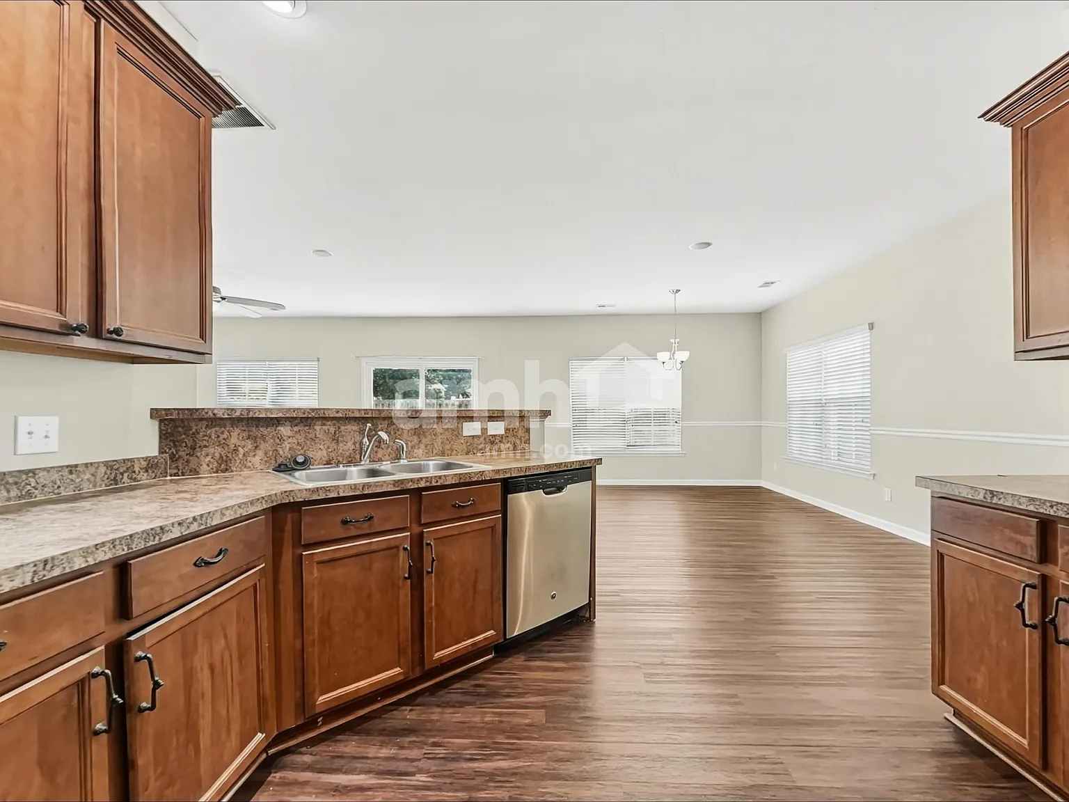 5 bed, 3.0 bath, 2832 sqft, $2,740 — Photo 3