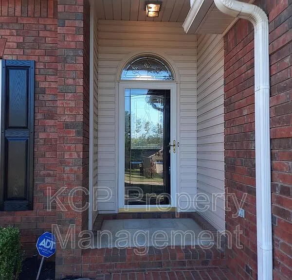 2109 Barrington Dr — Photo 3