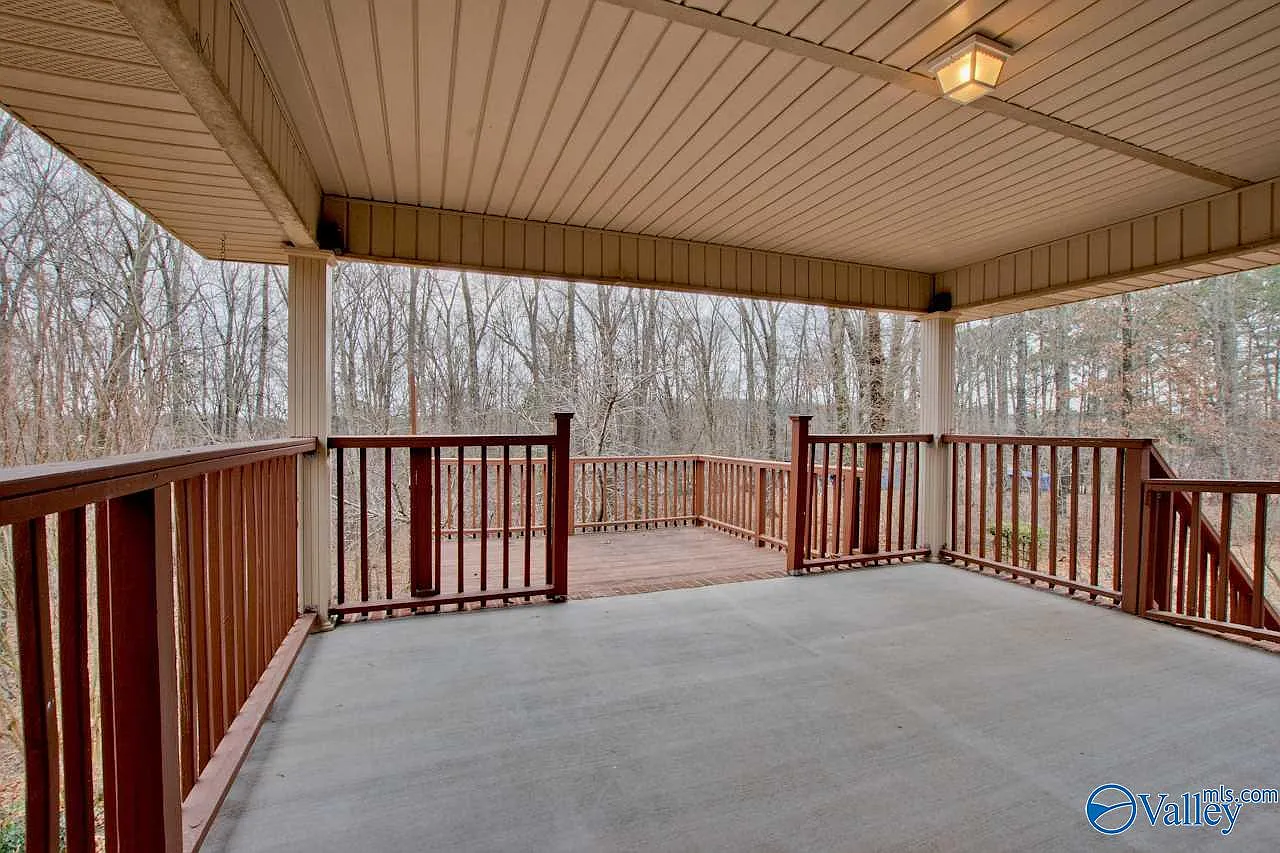 3 bed, 2.0 bath, 2001 sqft, $2,400 — Photo 2
