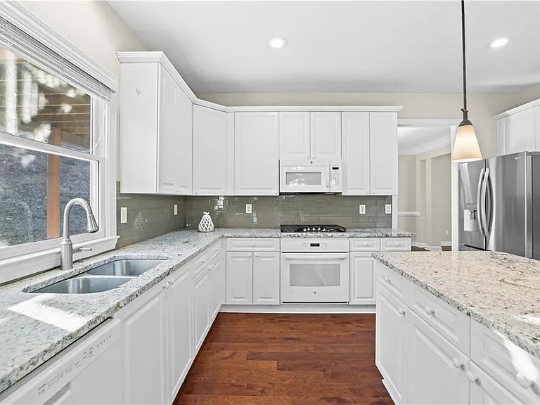 3010 Lakeside Ct — Photo 5