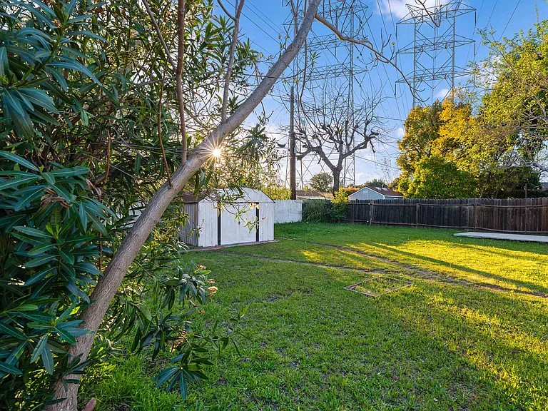 1103 N Maple St — Photo 30