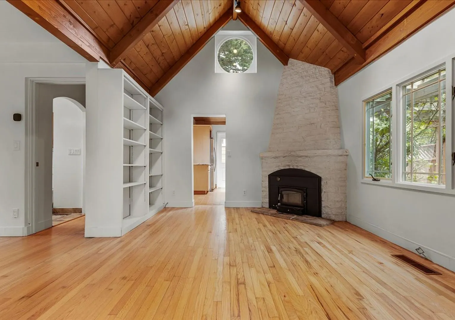 Charming 2 Bedroom House + Detached Guest House in Carmel — Photo 4