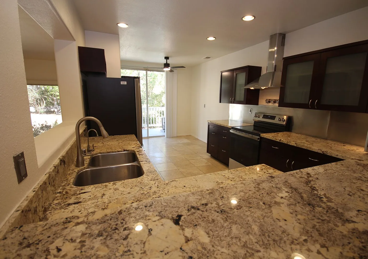Spacious 2 Bedroom 2-1/2 Bathroom Townhome with 2-car garage in La Jolla near UCSD — Photo 4