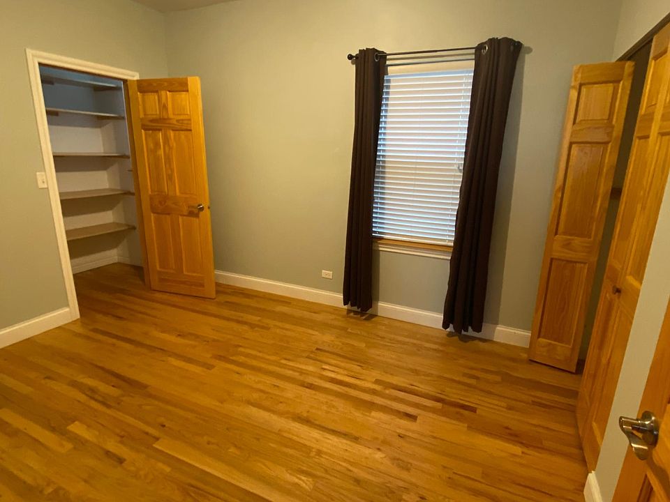 Bedroom with 2 closets