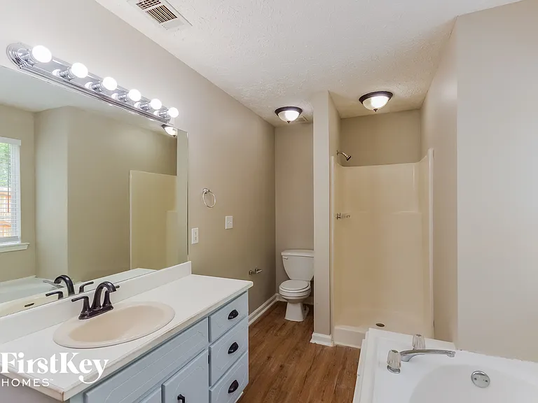 220 Lakefront Dr — Photo 9