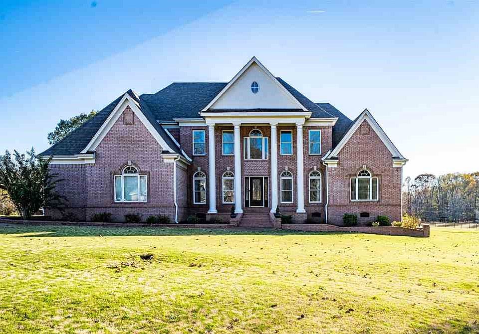 1st image of 900 Estate Dr