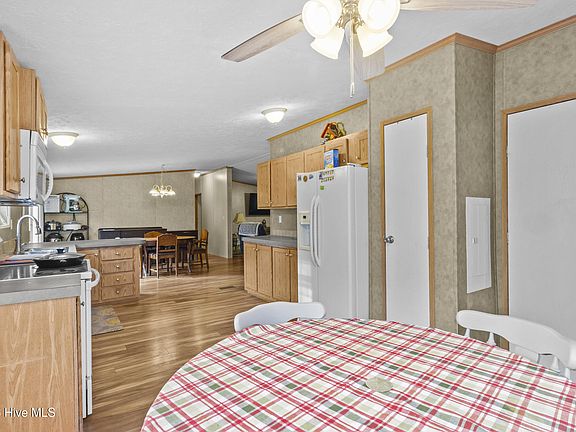 4th image of 415 Country Acres Road