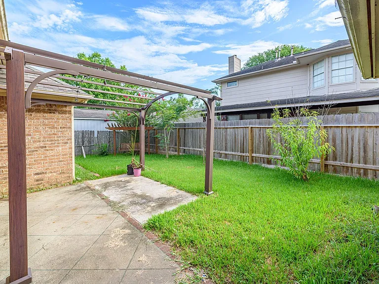 1813 Oak Wood Dr E — Photo 3