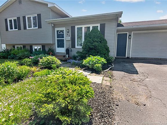 3rd image of 41 Rockmaple Dr