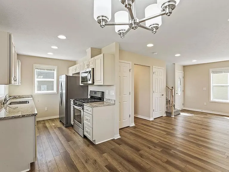 7125 N Crestline St #7 — Photo 3