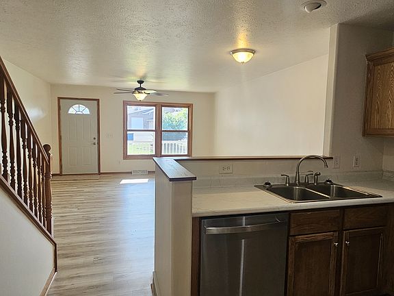 3rd image of 904 Liberty St