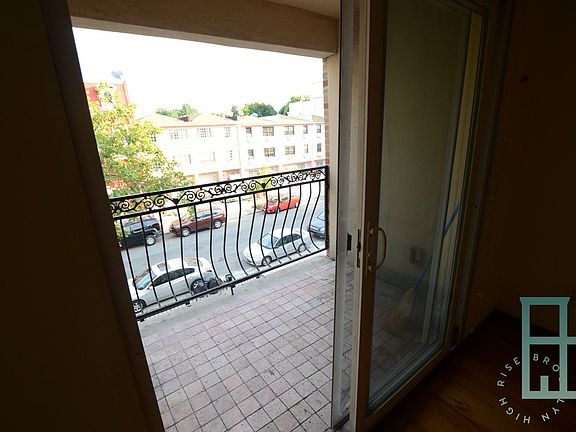 5th image of 221 Quincy St APT 3
