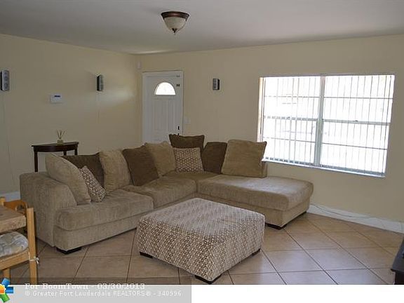 4th image of 951 SW 82nd Ter