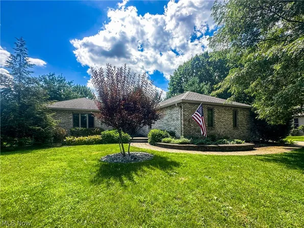 11 Mohawk Dr, Girard, OH 44420