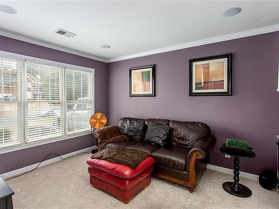 3rd image of 561 Parliament St