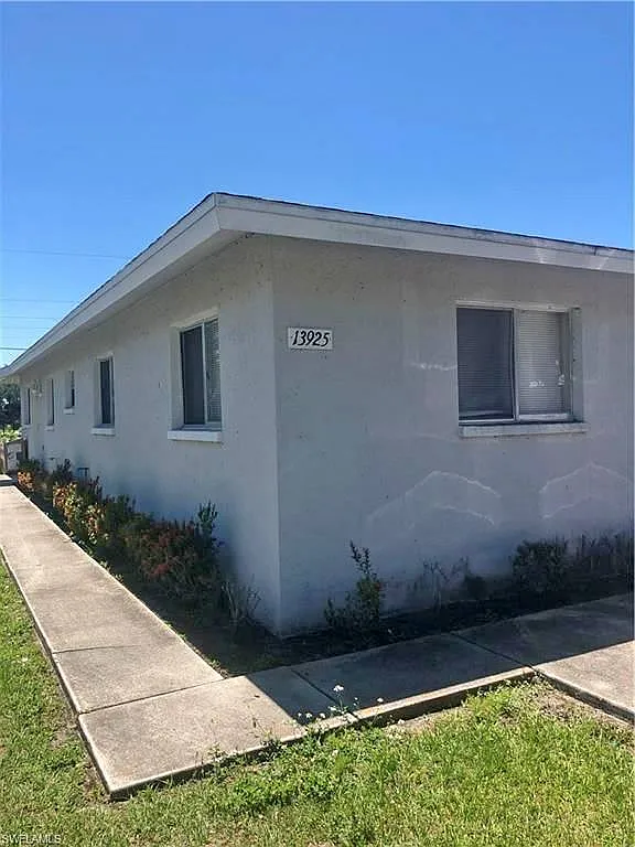 13923-13925 First St - Duplex — Photo 1