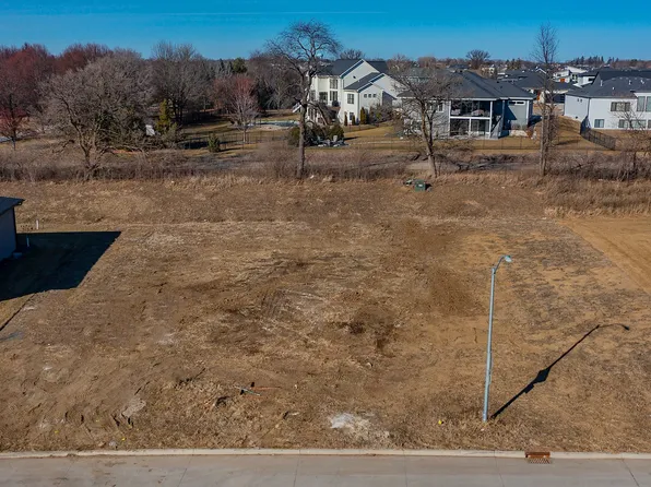 9133 Cedar Ridge Dr, West Des Moines, IA 50266