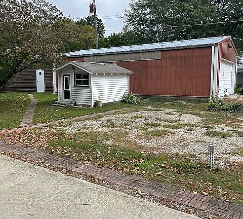 4th image of 305 S Washington St