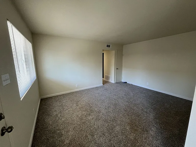 6415-6417 San Stefano St — Photo 41