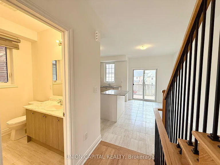 11 Franklin Ave — Photo 8