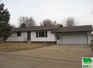 1623 1st St, Hull, IA 51239