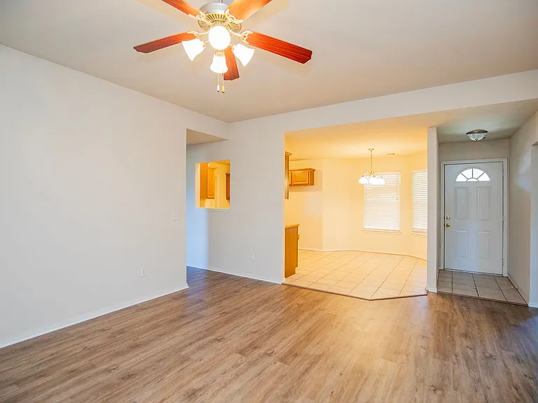 610 Maplewood Dr — Photo 5