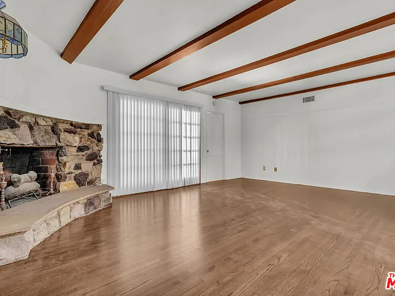 9322 Lasaine Ave — Photo 2
