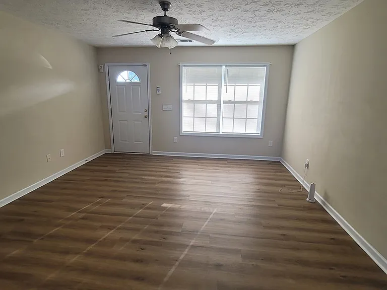 815 Mill Pond Dr — Photo 5