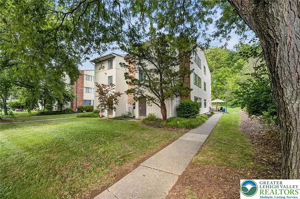 4 bed, 3.0 bath, 1952 sqft, $2,800 — Photo 1