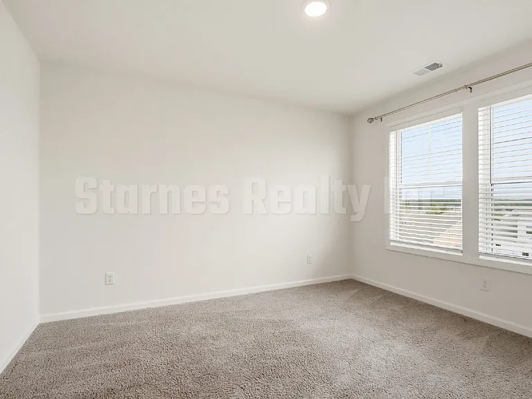 808 Pullman Loop — Photo 17