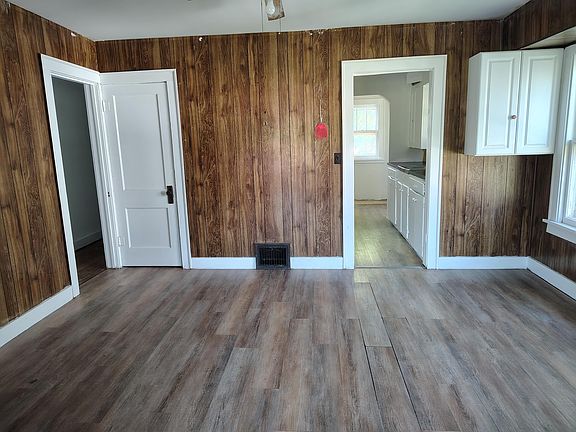 5th image of 110 E Yerby St