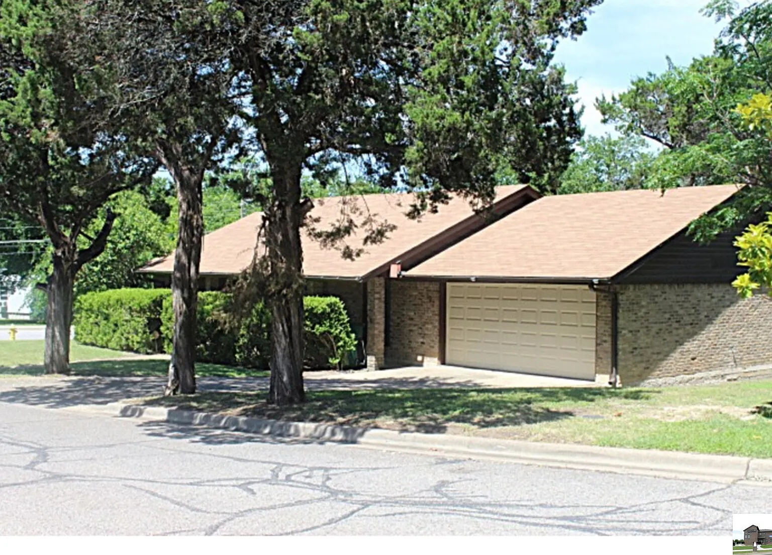 3 bed, 2.0 bath, 1772 sqft, $1,400 — Photo 1