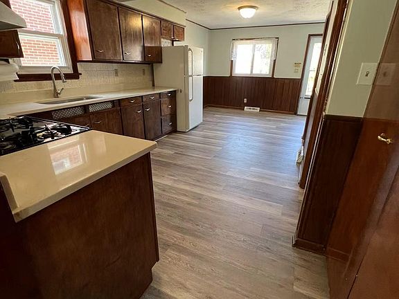 3rd image of 3900 Dawnshire Dr
