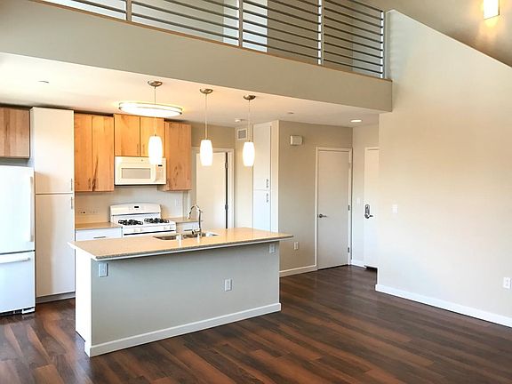 2nd image of 982 Lake St APT C