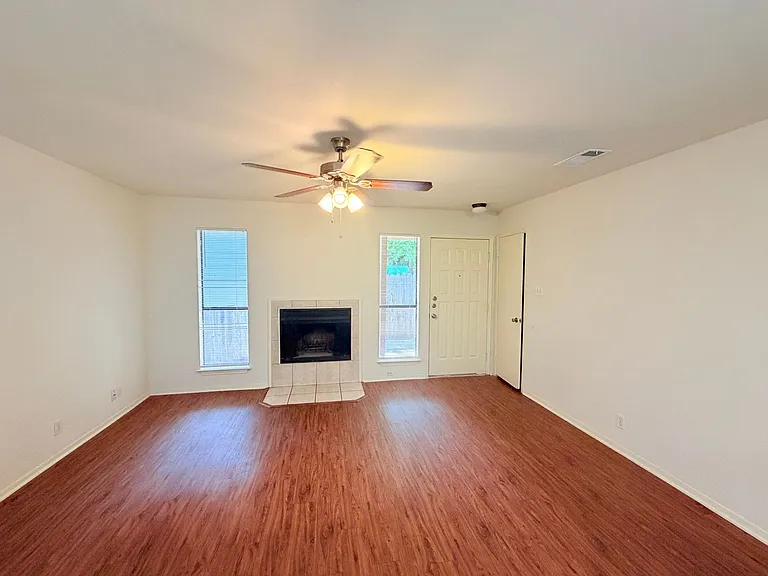405 Parkhill Cv — Photo 5