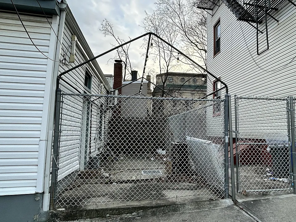 Building Photo 3