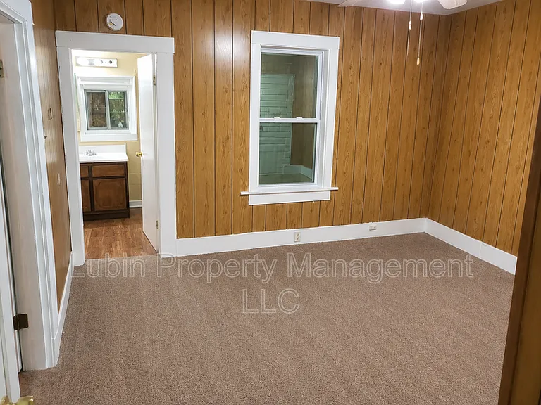 2527 Calvert Ave — Photo 2