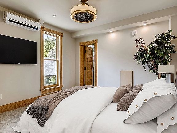 Guest Bdrm w ensuite bath