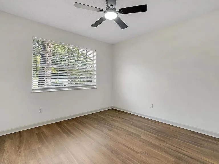 1825 Sherwood Dr — Photo 14
